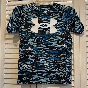 Under Armour Black and Blue Patterned Tee. Like New.